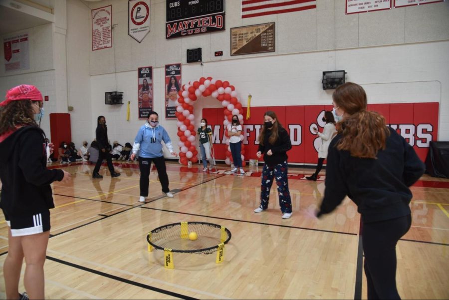 Juniors and Sophomores face off in a competitive round of Spikeball.